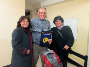 Michael Brown with Drs. Elita Pizarro Oroz & Yanet Castro Vargas of the College of Psychologists of Peru, Regional Council Cusco, receiving a certificate of appreciation.